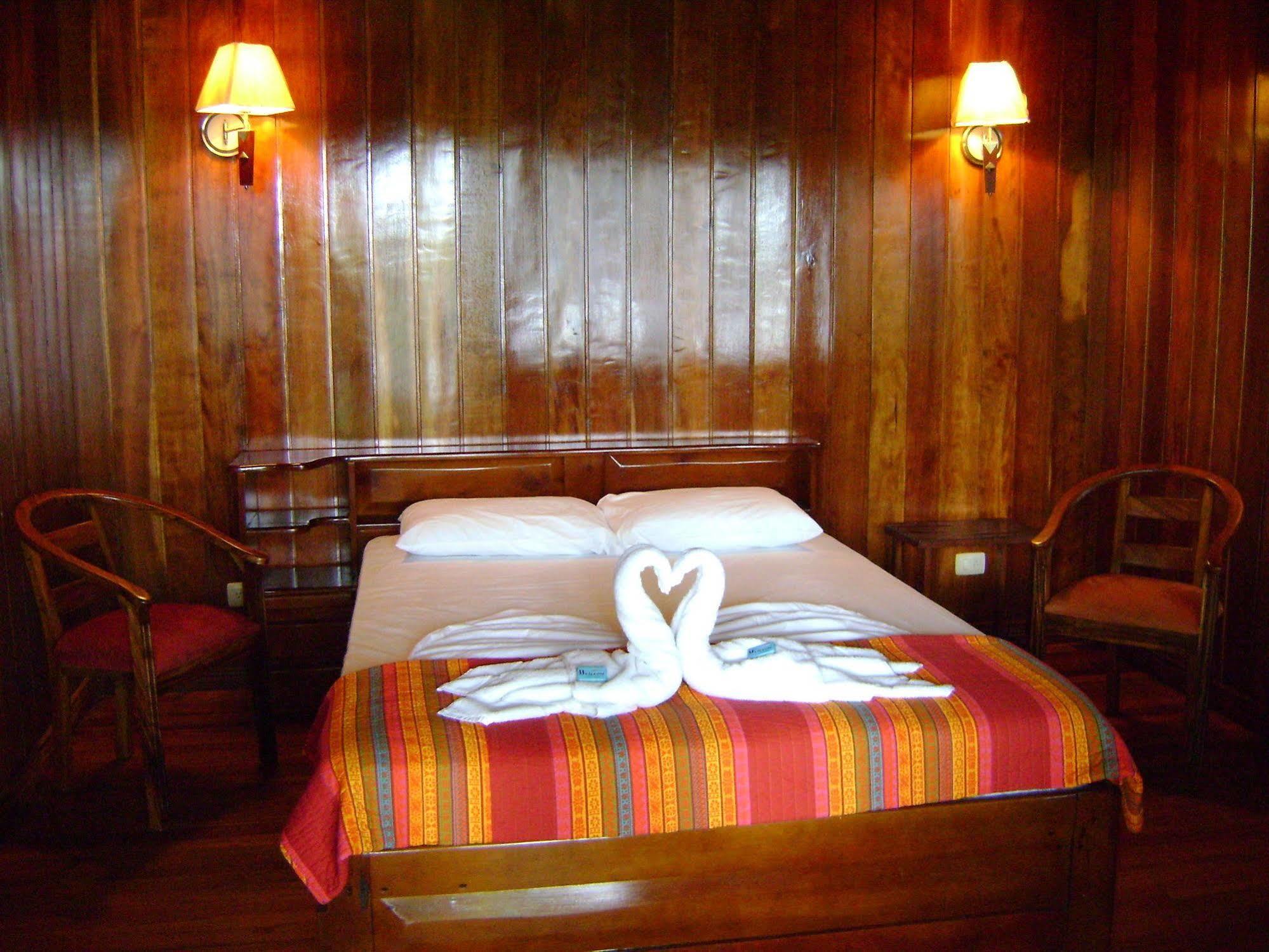 Miss Junies Lodge ตอร์ตูเกโร ภายนอก รูปภาพ
